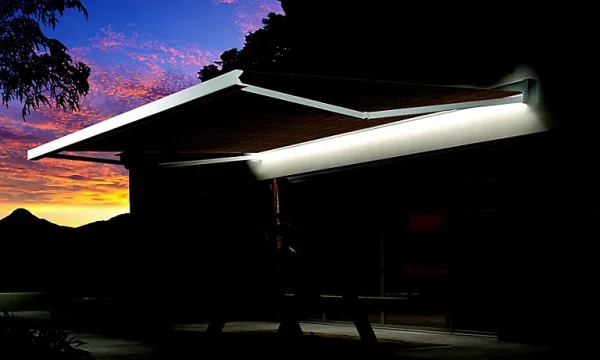 magasin pas cher Castorama Store De Terrasse Motorisé Kobe Coffre Blanc / Toile S300 Marron 4 X 3,5m, Avec LED 1